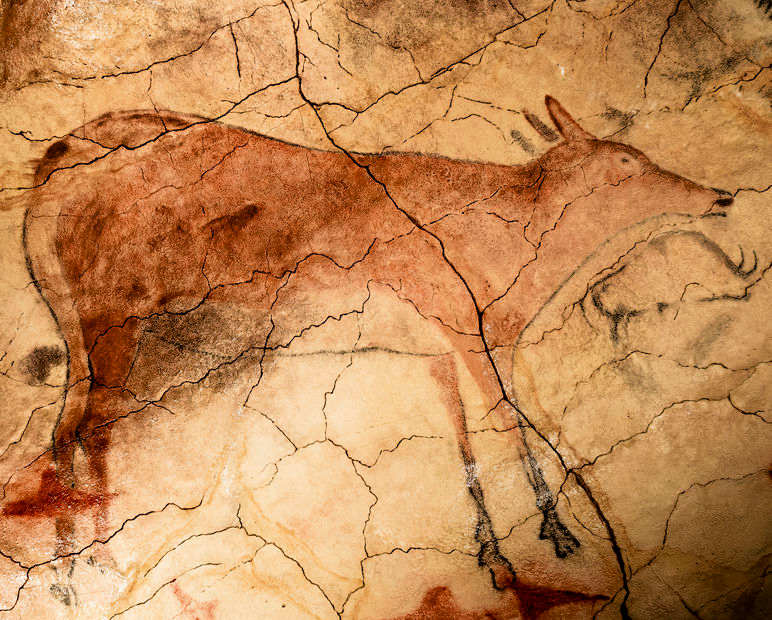 Jeleń z jaskini Altamira namalowany ochrą