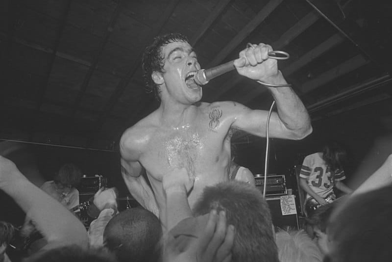 Koncert zespołu punkowego w 83 roku, na zdjęciu Henry Rollins z Black Flag