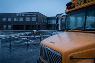 Lodowy paraliż oświaty: Tysiące uczniów zostało w domach. Raport z Wielkopolski i Pomorza Zachodniego