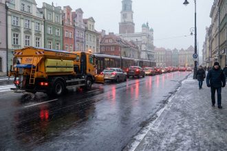 Lodowy armagedon w Wielkopolsce: Region sparaliżowany przez marznący deszcz i "szklankę" na drogach