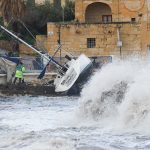 Krajobraz po bitwie z żywiołem. Cyklon Harry przyniósł 16-metrowe fale i chaos