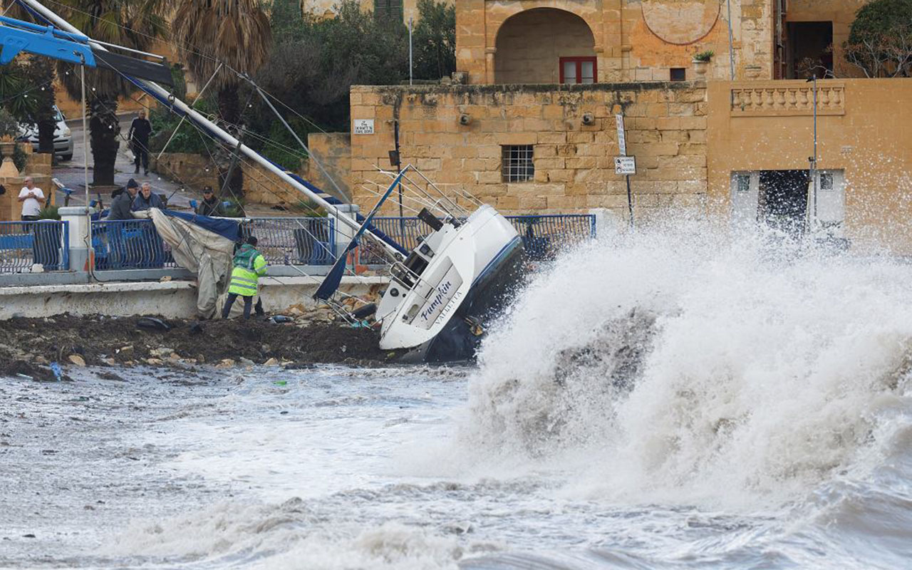 Krajobraz po bitwie z żywiołem. Cyklon Harry przyniósł 16-metrowe fale i chaos