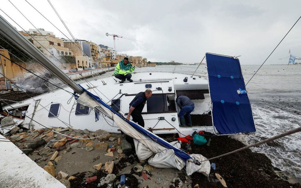 Milionowe straty i paraliż komunikacyjny