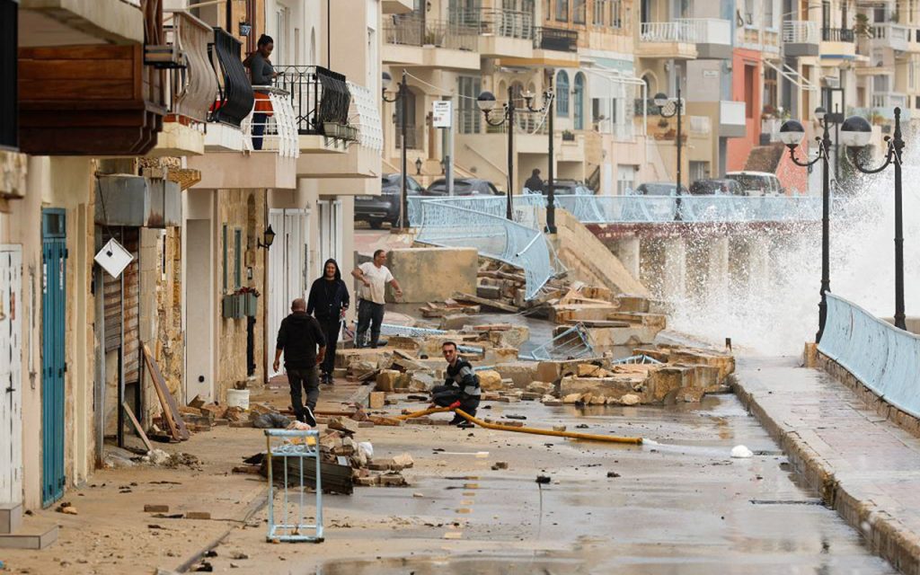 Ściana wody uderzyła w ląd