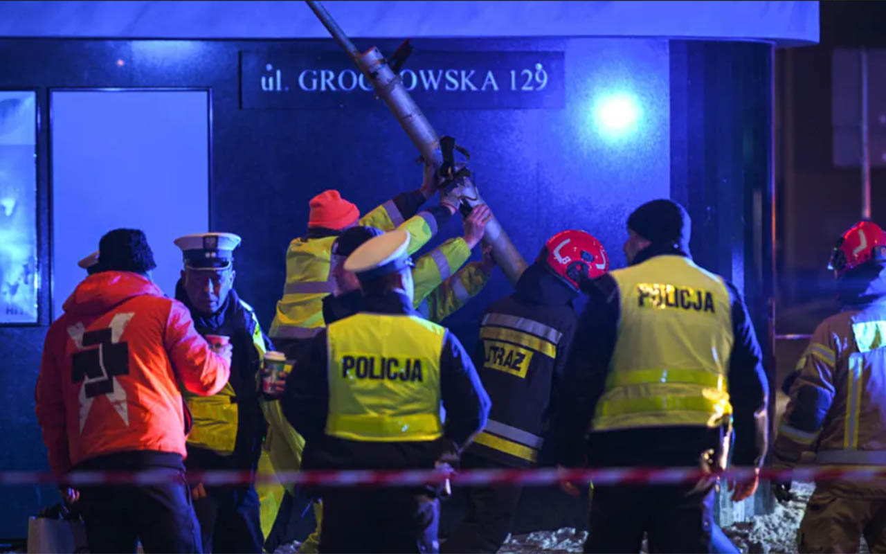 Upadek człowieczeństwa w centrum stolicy. Klęczeli na asfalcie, by nagrać umierającego człowieka