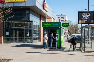 Niedziela 1 Marca 2026: Wielka Próba dla Konsumentów – Gdzie Dzisiaj Zrobisz Zakupy?