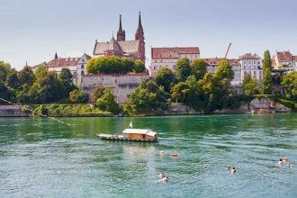 Z biura prosto w nurt: Jak Szwajcarzy zamienili uciążliwe dojazdy na pływanie w rzekach