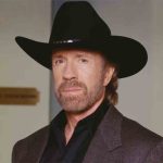 Chuck Norris nie żyje. Przez dekady zgromadził kolosalny majątek i został legendą kina oraz internetu