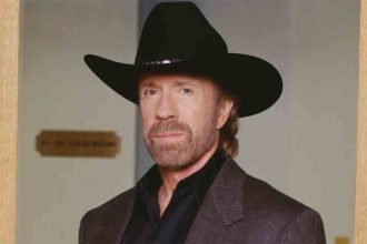 Chuck Norris nie żyje. Przez dekady zgromadził kolosalny majątek i został legendą kina oraz internetu
