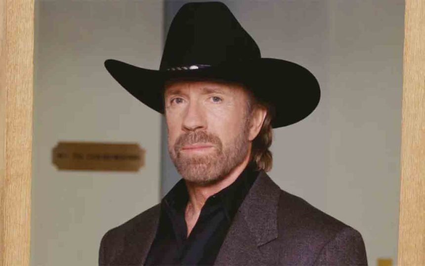 Chuck Norris nie żyje. Przez dekady zgromadził kolosalny majątek i został legendą kina oraz internetu