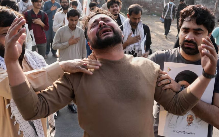 Krwawe Zamieszki w Pakistanie: Szturm na Konsulat USA po Śmierci Ajatollaha Chameneiego