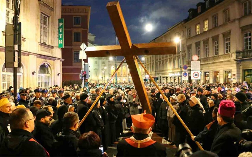 Wielki Piątek dniem wolnym od pracy? Nowa petycja na biurku prezydenta może zrewolucjonizować polski kalendarz