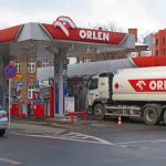 Ważny ruch Orlenu na rynku hurtowym: Ceny paliw spadają, ale czy kierowcy odczują ulgę?
