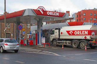 Ważny ruch Orlenu na rynku hurtowym: Ceny paliw spadają, ale czy kierowcy odczują ulgę?