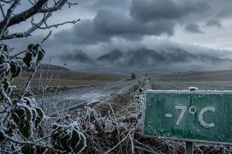 Dynamiczne Załamanie Aury: Nadciąga Ochłodzenie, Nocne Przymrozki i Deszcz ze Śniegiem