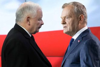 Sądowe Starcie Gigantów: Donald Tusk, Jarosław Kaczyński i Granice Debaty Publicznej w Cieniu Tragedii