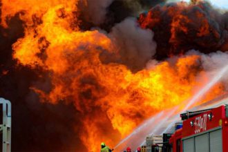 Piekło przy Trasie S7: Wielki Pożar Hali Produkcyjnej w Łomnej i Walka Służb Ratowniczych na Mazowszu