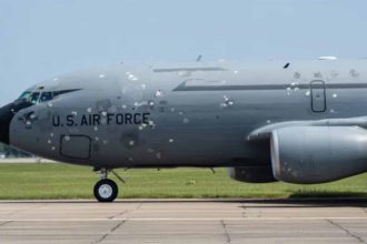 Ostrzelany i podziurawiony: Jak amerykański KC-135R cudem przetrwał irański ostrzał i dotarł do Europy