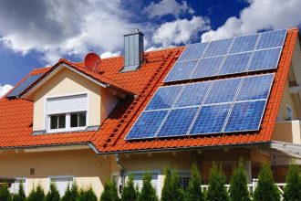 Nowy podatek od paneli fotowoltaicznych. Zmiana w przepisach brutalnie weryfikuje opłacalność zielonych inwestycji
