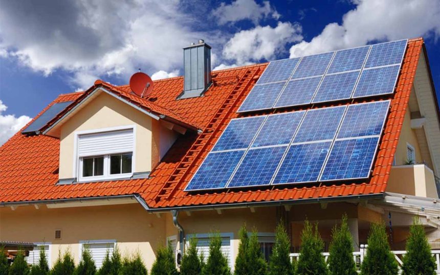 Nowy podatek od paneli fotowoltaicznych. Zmiana w przepisach brutalnie weryfikuje opłacalność zielonych inwestycji