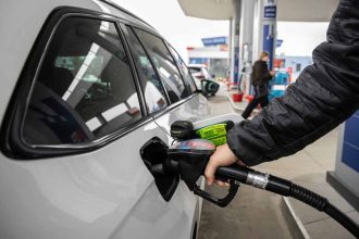 Rząd ogłasza nowe maksymalne ceny paliw na środę: Zmiany na stacjach w cieniu globalnego kryzysu