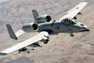 Dramat na niebie: Amerykański myśliwiec zestrzelony nad Iranem i operacja ratunkowa na terytorium wroga