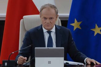 Rada Nowych Mediów w Ogniu Krytyki: Donald Tusk, Zarzuty o Dezinformację i Polityczna Burza na Szczytach Władzy