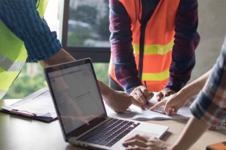 ZUS Zaostrza Nadzór: Ponad 1000 Kontroli w Jednej Branży i Walka o Zasiłki