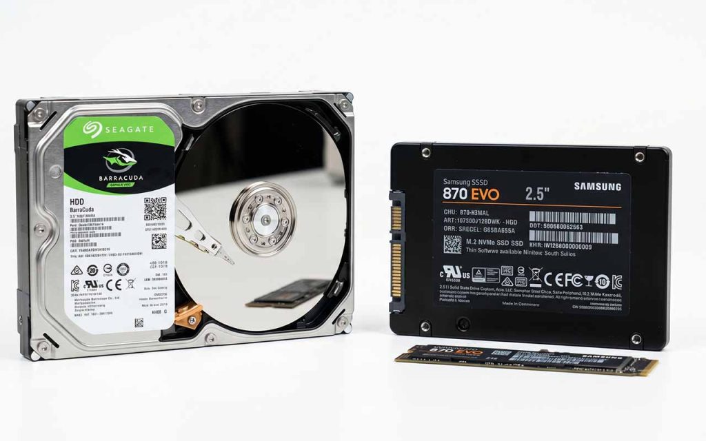 Porównanie dysku HDD i SSD obok siebie, HDD z widocznym talerzem, SSD jako cienki chip, jasne tło studyjne, styl produktowy