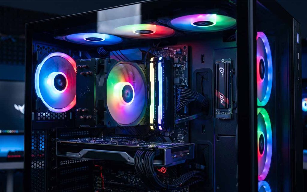 Wnętrze komputera — kolorowe podświetlenie wentylatorów, widoczna płyta główna, RAM i SSD, styl technologiczny