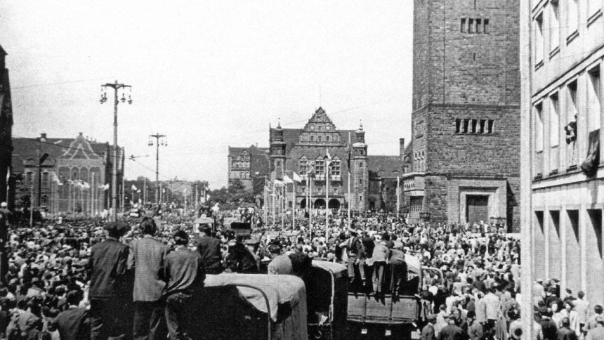Co wydarzyło się 28 czerwca 1956 roku w Poznaniu? Poznaj przyczyny Czerwca ’56, przebieg robotniczego protestu, skalę pacyfikacji, liczbę ofiar oraz późniejsze represje władz PRL.