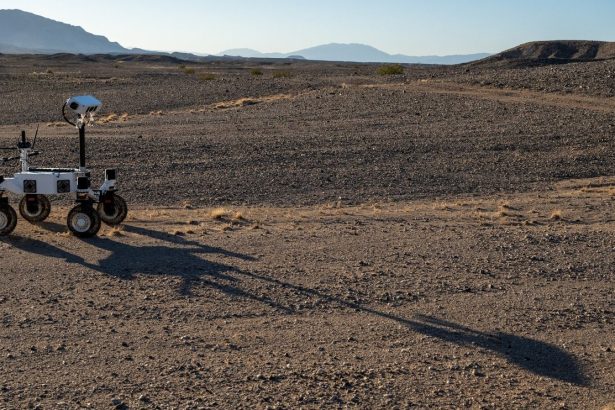 NASA przetestowała autonomiczny łazik ERNEST, który pokonał 26 km po pustyni. Nowe zawieszenie i algorytmy mają wspierać przyszłe misje na Księżyc oraz Marsa.