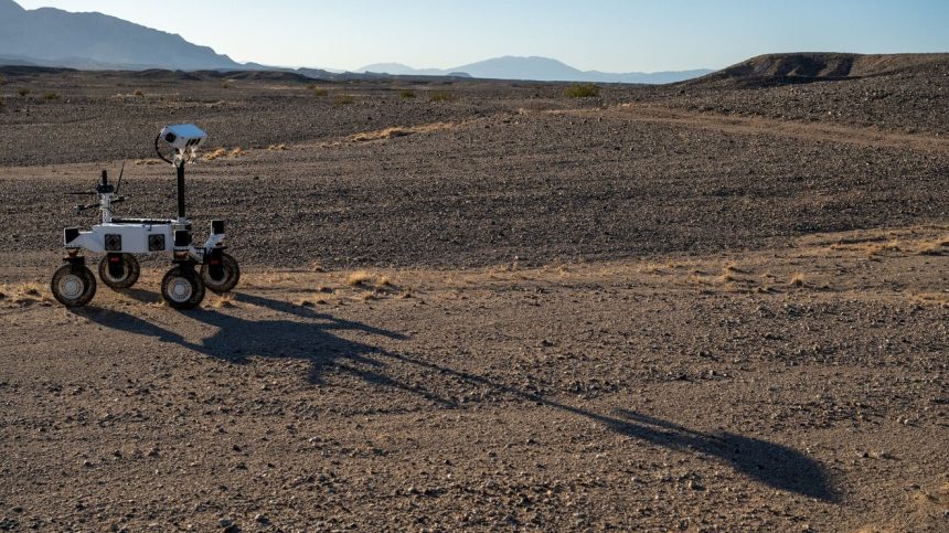NASA przetestowała autonomiczny łazik ERNEST, który pokonał 26 km po pustyni. Nowe zawieszenie i algorytmy mają wspierać przyszłe misje na Księżyc oraz Marsa.