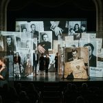 Queerowe historie w polskim teatrze wracają na scenę: Eve Adams, Konopnicka, Dulebianka, Steinbart, żałoba i śluby performatywne pokazują luki pamięci, prawa i reprezentacji.