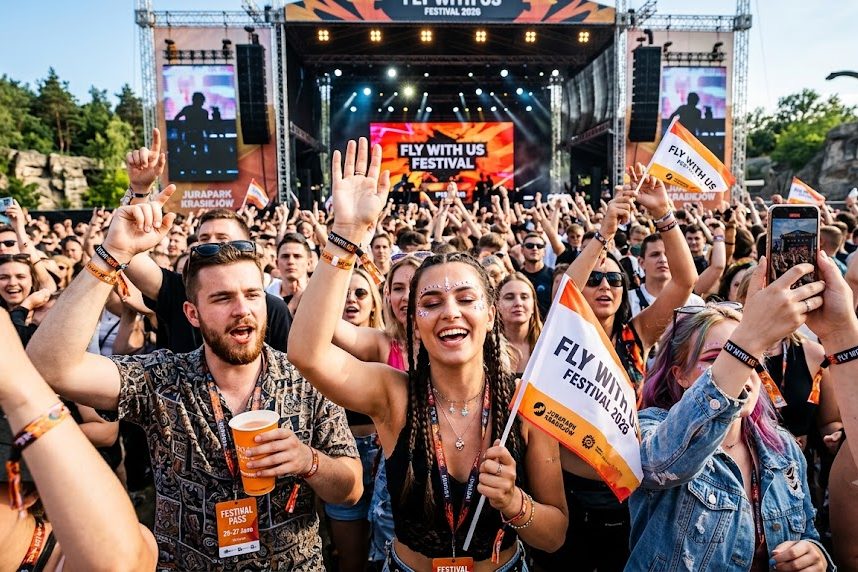 Fly With Us Festival 2026: line-up, godziny koncertów, bilety i dojazd do Krasiejowa