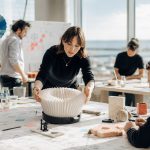 Gdynia Design Days 2026 odbędzie się 20–28 czerwca. Sprawdź wystawy, warsztaty, prelekcje, adres PPNT Gdynia, godziny otwarcia i trendy designu pod hasłem „Bliżej” w programie festiwalu nad morzem.