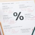 Procenty w zadaniach: obniżki, lokaty, podatek Belki i typowe błędy uczniów. Sprawdź wzory, przykłady, tabele i zasady liczenia procentów na egzaminie z matematyki.