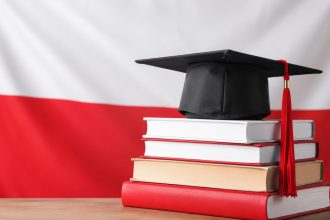 Letnie kursy języka polskiego 2026 NAWA ruszą w lipcu i sierpniu. Sprawdź terminy zajęć w Lublinie, Wrocławiu, Toruniu, Poznaniu i Cieszynie oraz kursy zdalne.