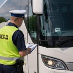 Kontrole autokarów na wakacje 2026: sprawdź punkty Policji, numer rejestracyjny, OC, badanie techniczne i kierowcę przed wyjazdem dziecka na kolonie lub obóz. Pełna instrukcja dla rodziców online. 24