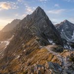 Góry w Polsce to Tatry, Beskidy, Sudety, Pieniny i Góry Świętokrzyskie. Poznaj najwyższe szczyty, trudność tras, przewyższenia oraz zasady bezpiecznego planowania wycieczek.