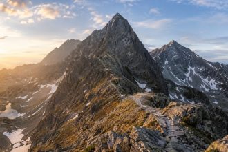 Góry w Polsce to Tatry, Beskidy, Sudety, Pieniny i Góry Świętokrzyskie. Poznaj najwyższe szczyty, trudność tras, przewyższenia oraz zasady bezpiecznego planowania wycieczek.