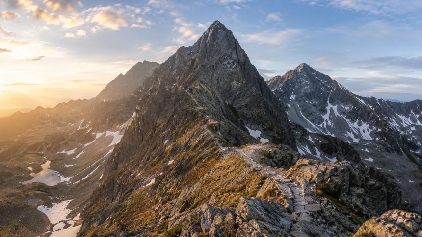 Góry w Polsce to Tatry, Beskidy, Sudety, Pieniny i Góry Świętokrzyskie. Poznaj najwyższe szczyty, trudność tras, przewyższenia oraz zasady bezpiecznego planowania wycieczek.