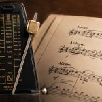 Tempo w muzyce: sprawdź, czym różnią się largo, andante i allegro, jak czytać BPM oraz oznaczenia metronomu, a także skąd wynikają różnice interpretacyjne.