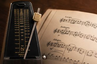 Tempo w muzyce: sprawdź, czym różnią się largo, andante i allegro, jak czytać BPM oraz oznaczenia metronomu, a także skąd wynikają różnice interpretacyjne.