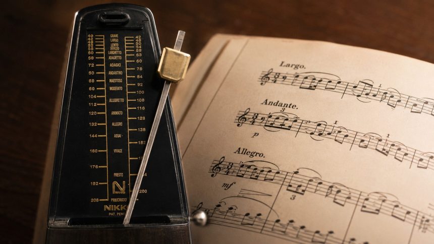 Tempo w muzyce: sprawdź, czym różnią się largo, andante i allegro, jak czytać BPM oraz oznaczenia metronomu, a także skąd wynikają różnice interpretacyjne.