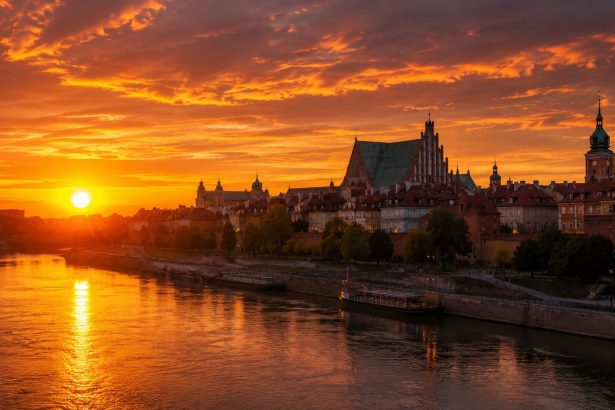 Najdłuższy dzień roku 2026 przypadł 21 czerwca. Od 23 czerwca w Polsce dnia stopniowo ubywa, choć zachody Słońca przez kilka dni pozostają niemal bez zmian. Sprawdź godziny i dane dla Warszawy.