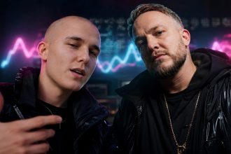 Jak działa autotune, na czym polega korekcja głosu i czym różni się od efektu robotycznego? Poznaj ustawienia, błędy i przykłady użycia przez polskich wykonawców w studiu oraz na żywo.