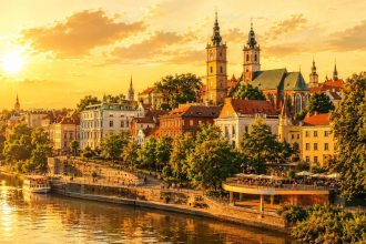 Najcieplejsze miasta w Polsce: sprawdzamy Wrocław, Opole, Słubice, Tarnów i inne miejsca, w których latem najczęściej notuje się upały. Zobacz dane IMGW, rekordy i różnice regionalne.
