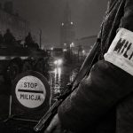 Stan wojenny w Polsce oznaczał godzinę milicyjną, masowe internowania, cenzurę, wyłączone telefony i wojsko na ulicach. Jak wyglądało codzienne życie od 13 grudnia 1981 roku?