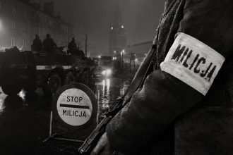 Stan wojenny w Polsce oznaczał godzinę milicyjną, masowe internowania, cenzurę, wyłączone telefony i wojsko na ulicach. Jak wyglądało codzienne życie od 13 grudnia 1981 roku?